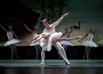 Türkiye'nin İlk Balerini ve Baleti Kimdir?